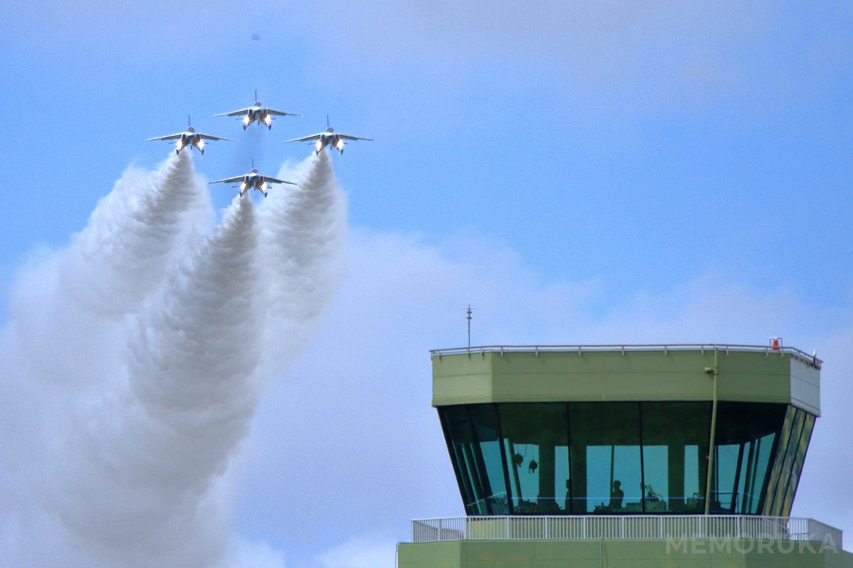 ブルーインパルス展示飛行の写真。松島基地航空祭2023にて