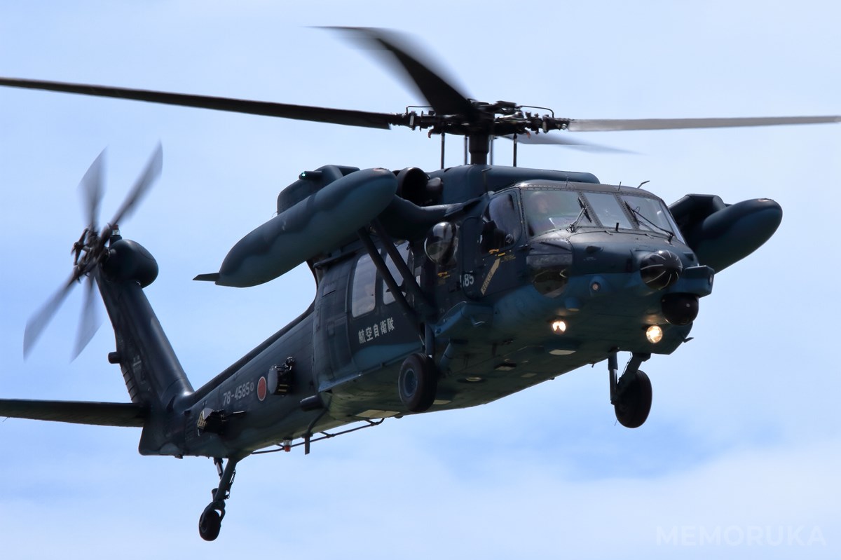 救難展示で飛行するUH-60J