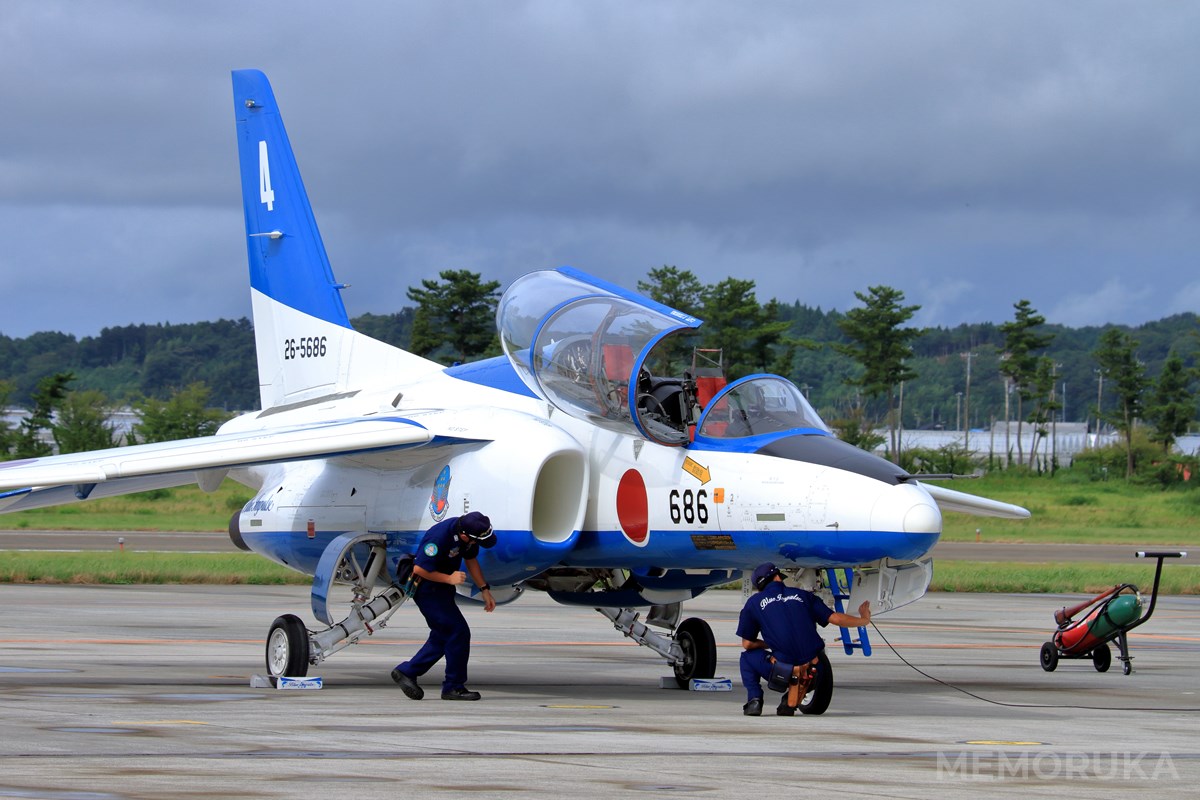ブルーインパルス4番機のフライト準備。松島基地航空祭2023にて。
