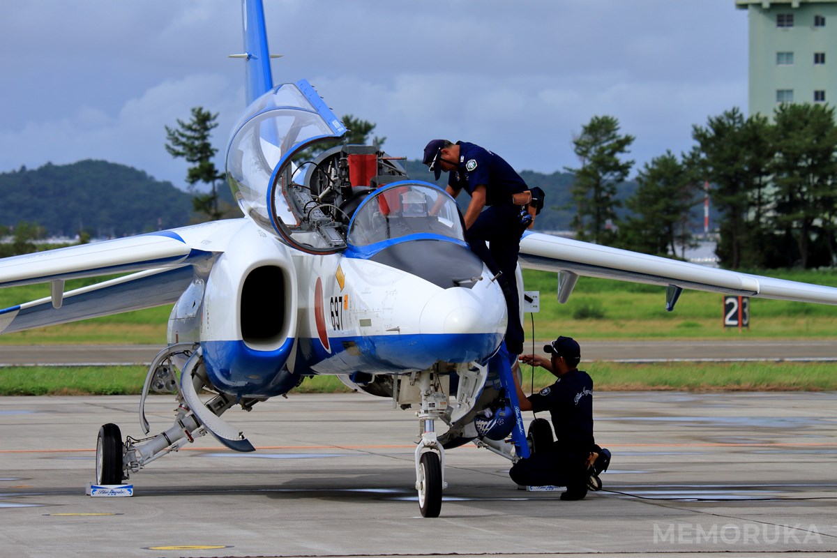 ブルーインパルス3番機のフライト準備。松島基地航空祭2023にて。