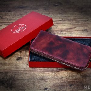 新進工房の極小長財布「バタール」コードバンレザー(カラー：バーガンディ)の本体と化粧箱の写真
