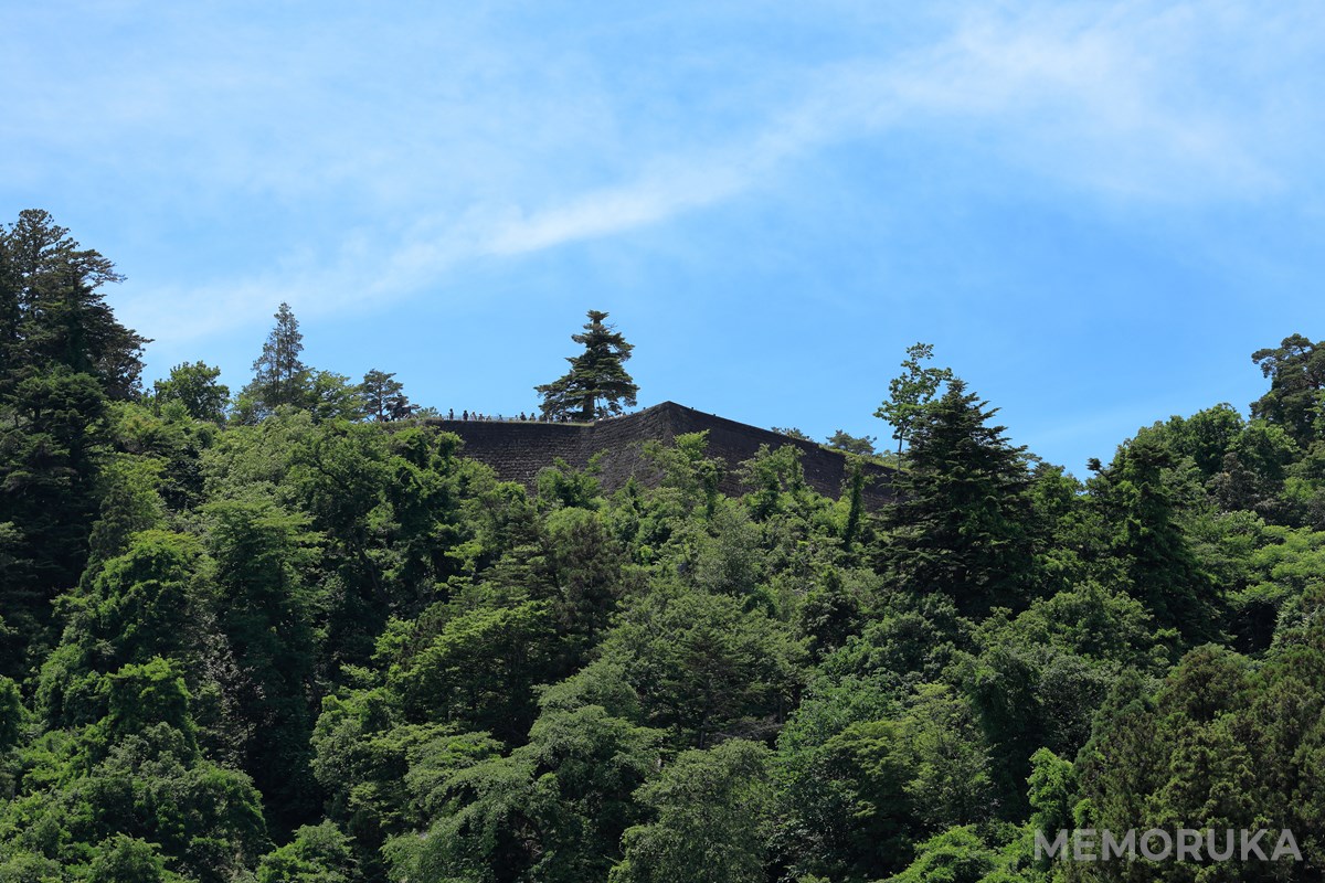 青葉山公園から見上げる仙台城址(東北絆まつりにて)