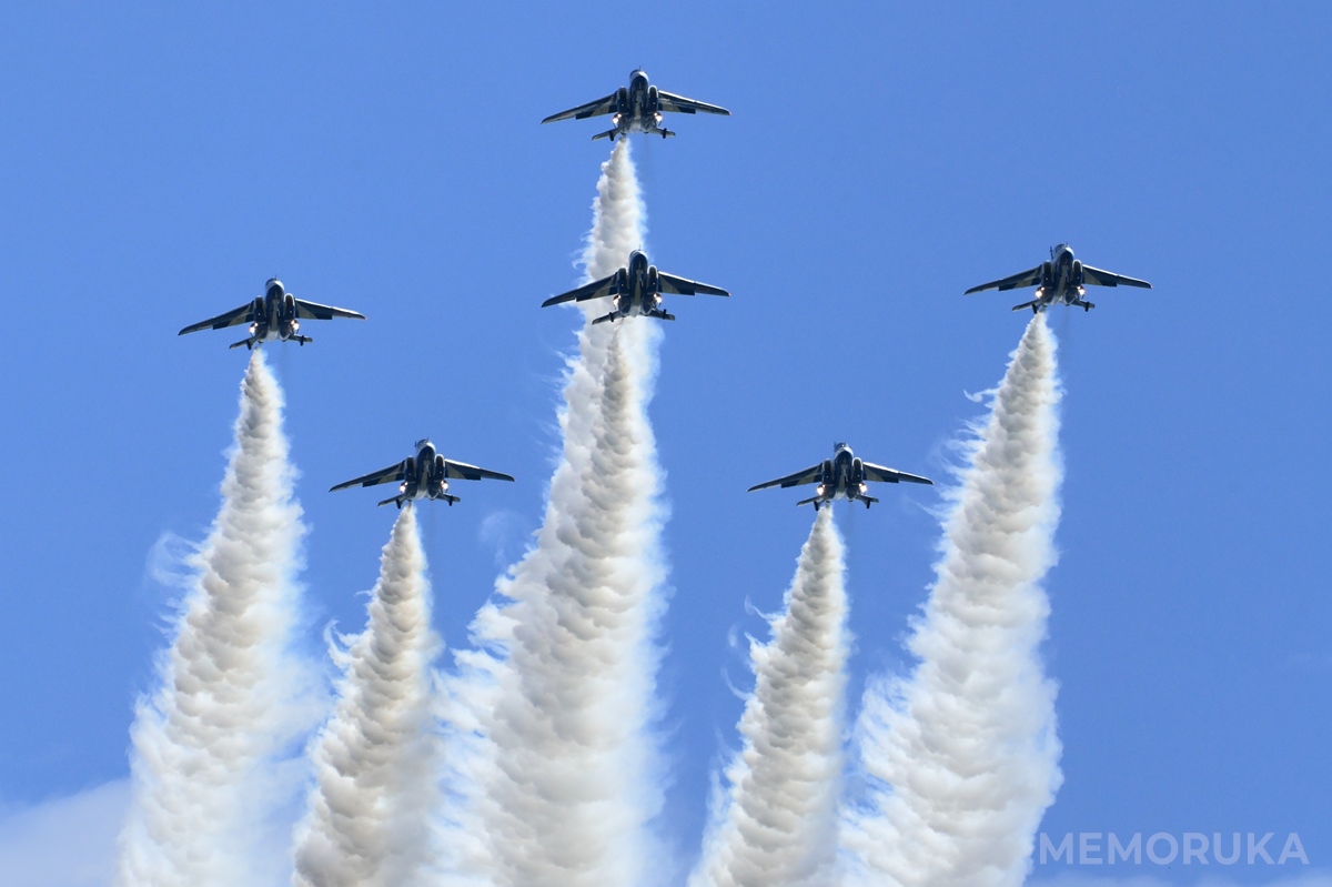 前日の東松島夏まつりで撮影した、快晴のもとで飛行するブルーインパルスの写真