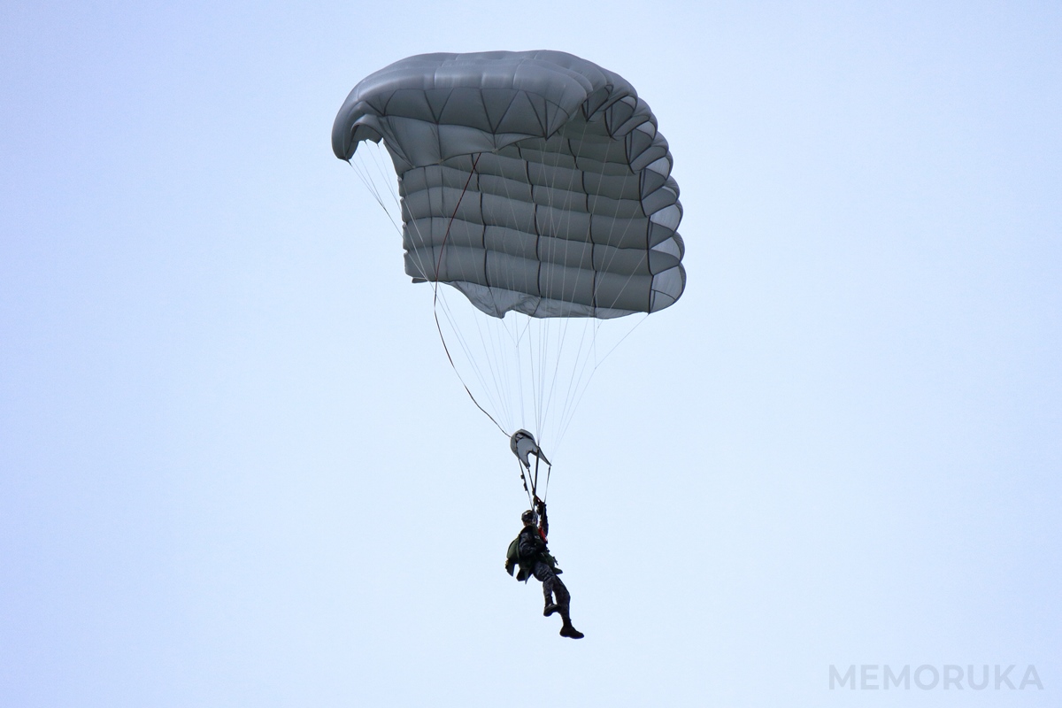 パラシュート降下中の松島救難隊の写真