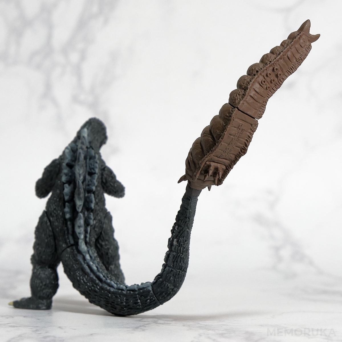 背面からモスラにフォーカスして撮影。空中に浮くモスラの躍動感