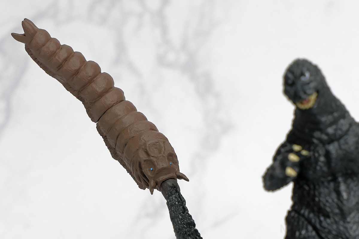 今作「モスラ対ゴジラ編」に同じくラインナップされている「モスラ幼虫(1964)」を尻尾に連結！