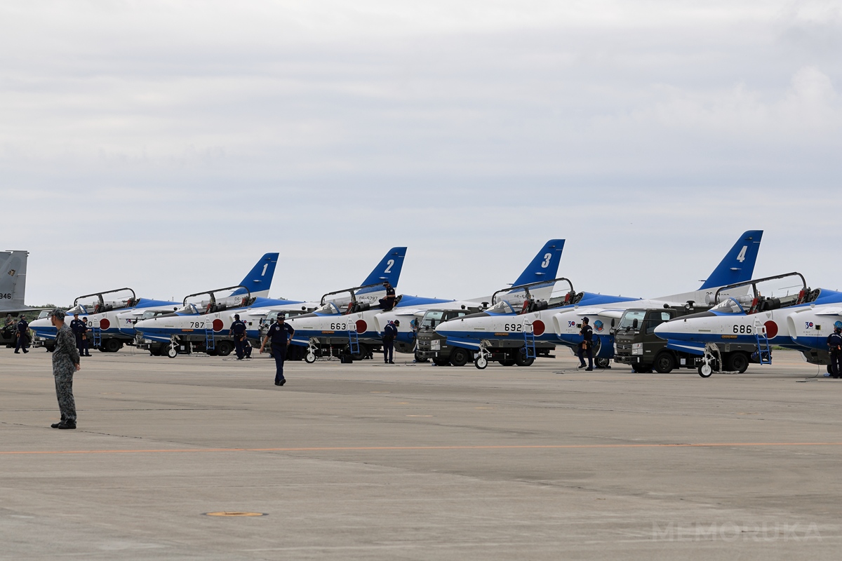 飛行プラグラムの開始まで整備が続くT-4 ブルーインパルス