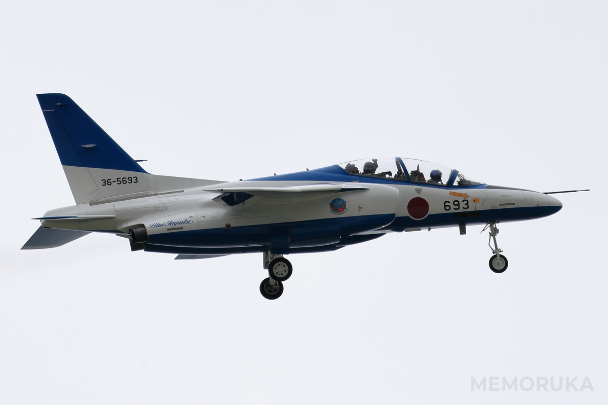 オープニングフライトのT-4ブルーインパルス。コックピットの中から手を降っているのが見える。松島基地航空祭2025にて撮影。