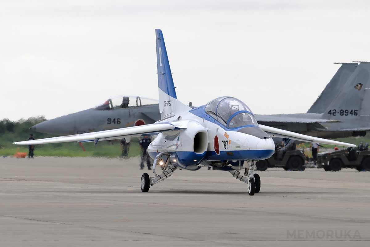 滑走路に向け移動を開始するT-4 ブルーインパルス。