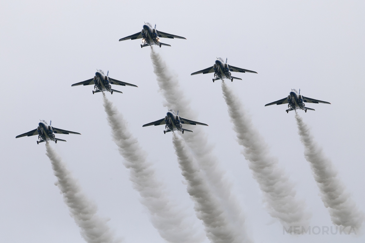 訓練飛行を開始したブルーインパルスの写真。車輪を出したままの編隊飛行