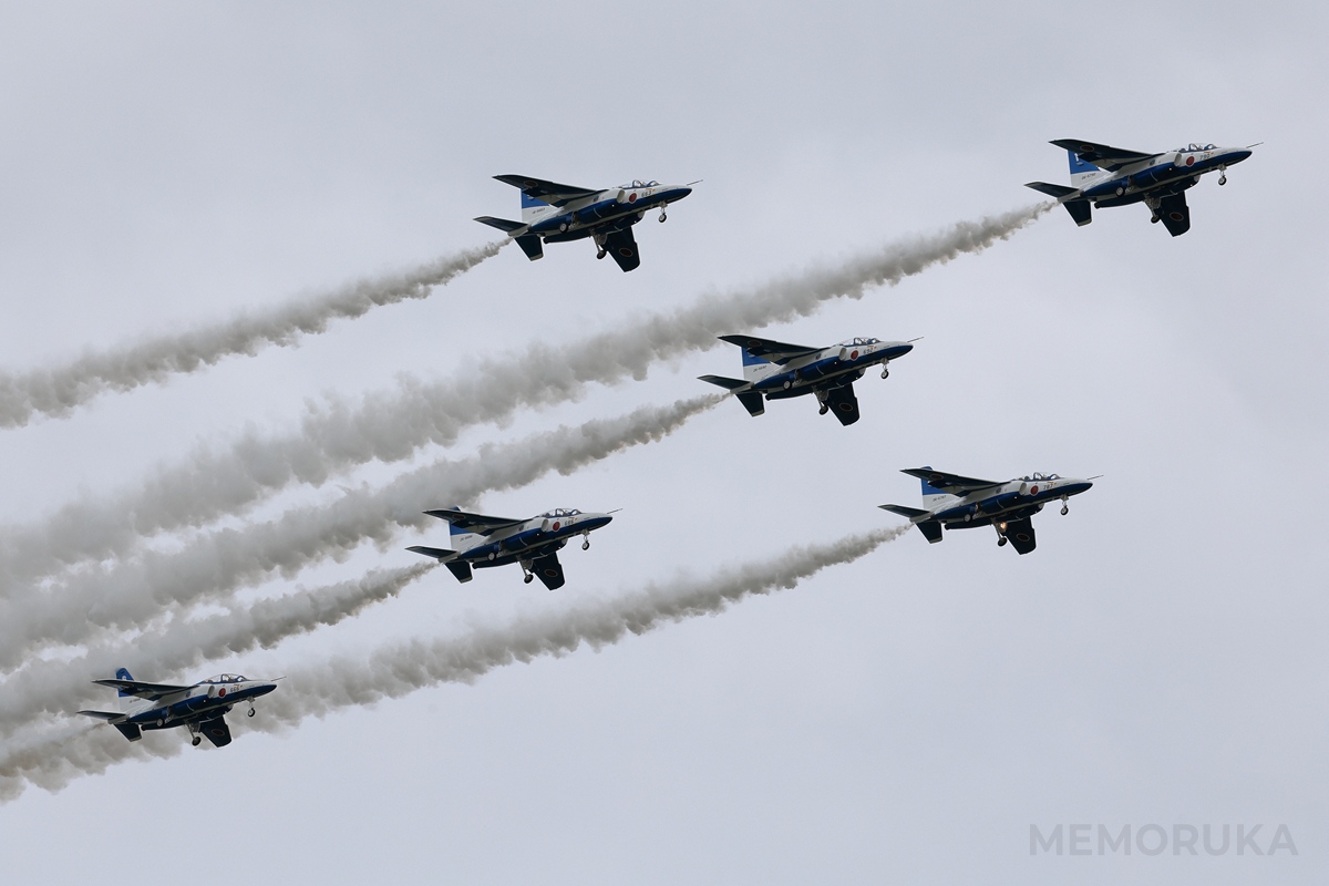 グランドクロス隊形で会場上空を通過するブルーインパルス