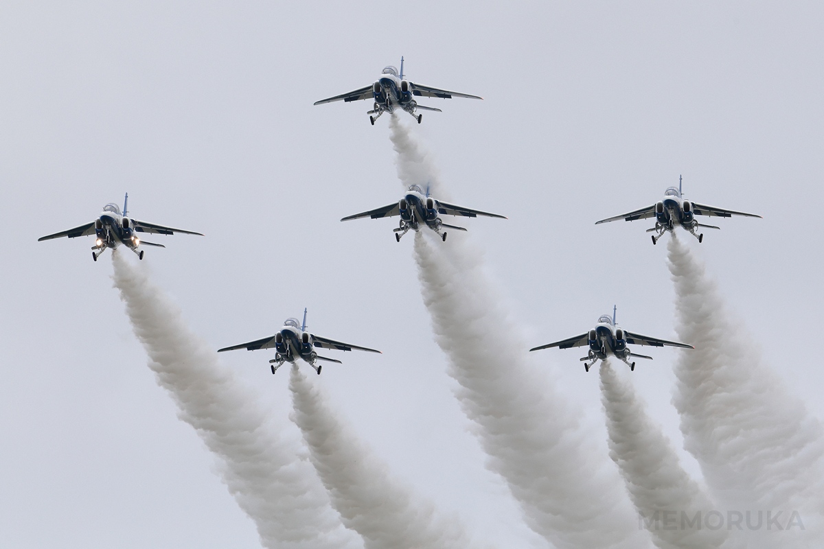 続いてポイントスター隊形でローパスするブルーインパルスの写真