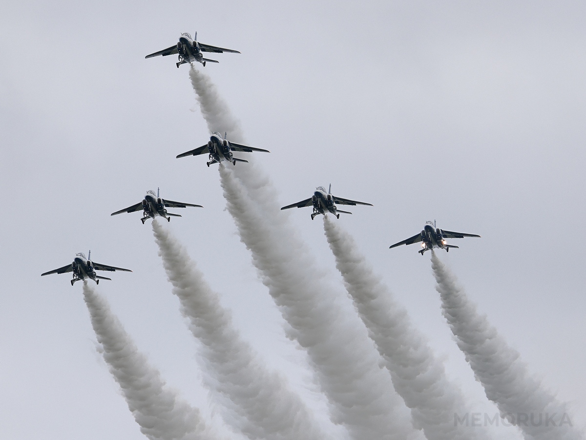 引き続きローパスで会場上空を通過するブルーインパルス