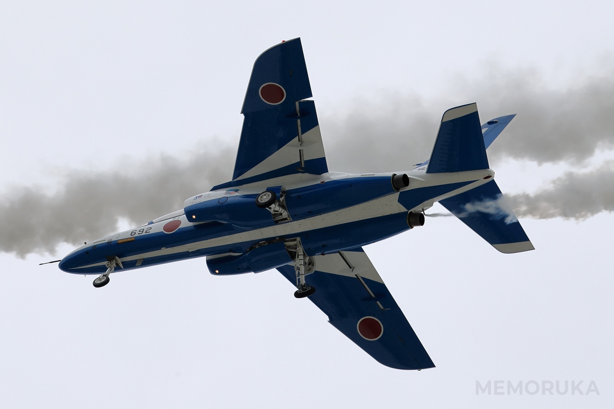 会場上空を通過するT-4 ブルーインパルスをアップで撮影した写真