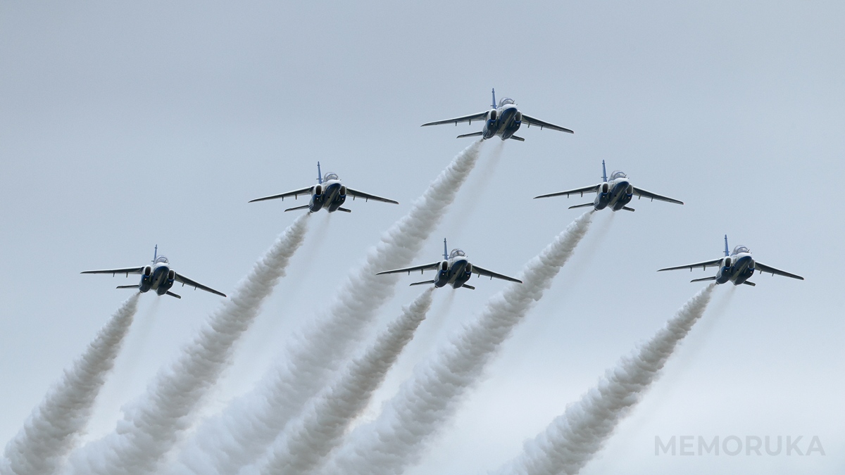 編隊飛行を続けるブルーインパルスをアップで撮影した写真