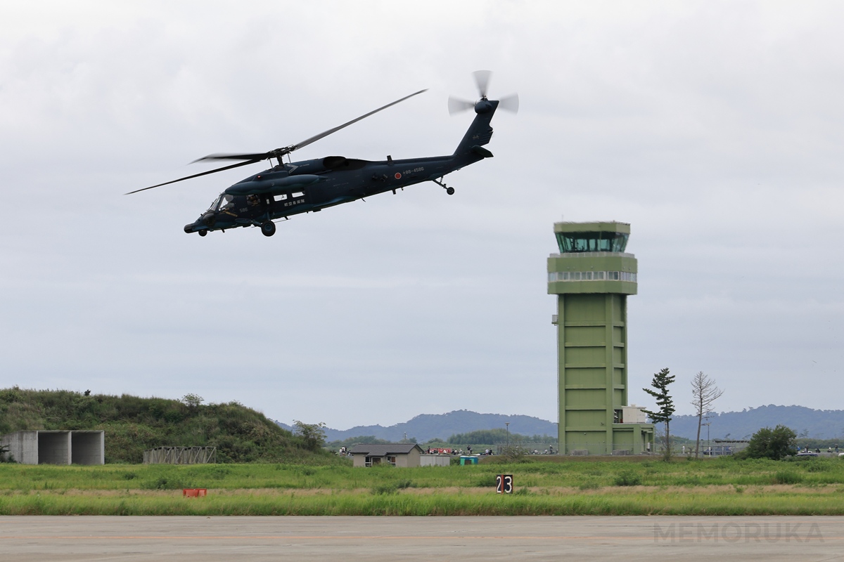 10:20からの訓練飛行に向けて、離陸するUH-60J救難ヘリコプター