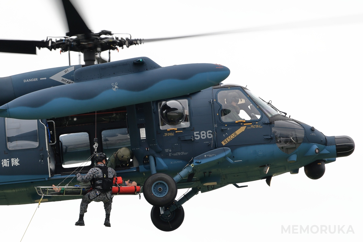要救助者(訓練)をヘリコプターに収容した瞬間