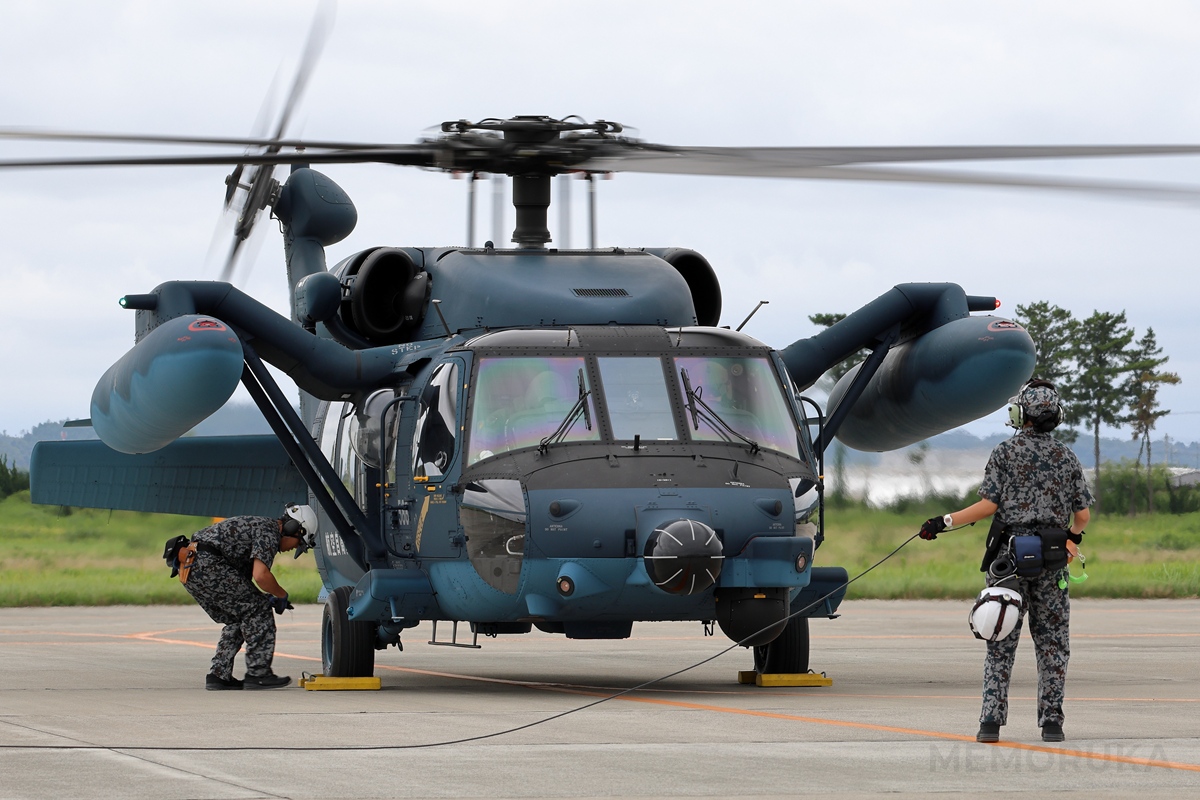 同じく演目を終え、松島基地のエプロンに帰投したUH-60Jヘリコプター