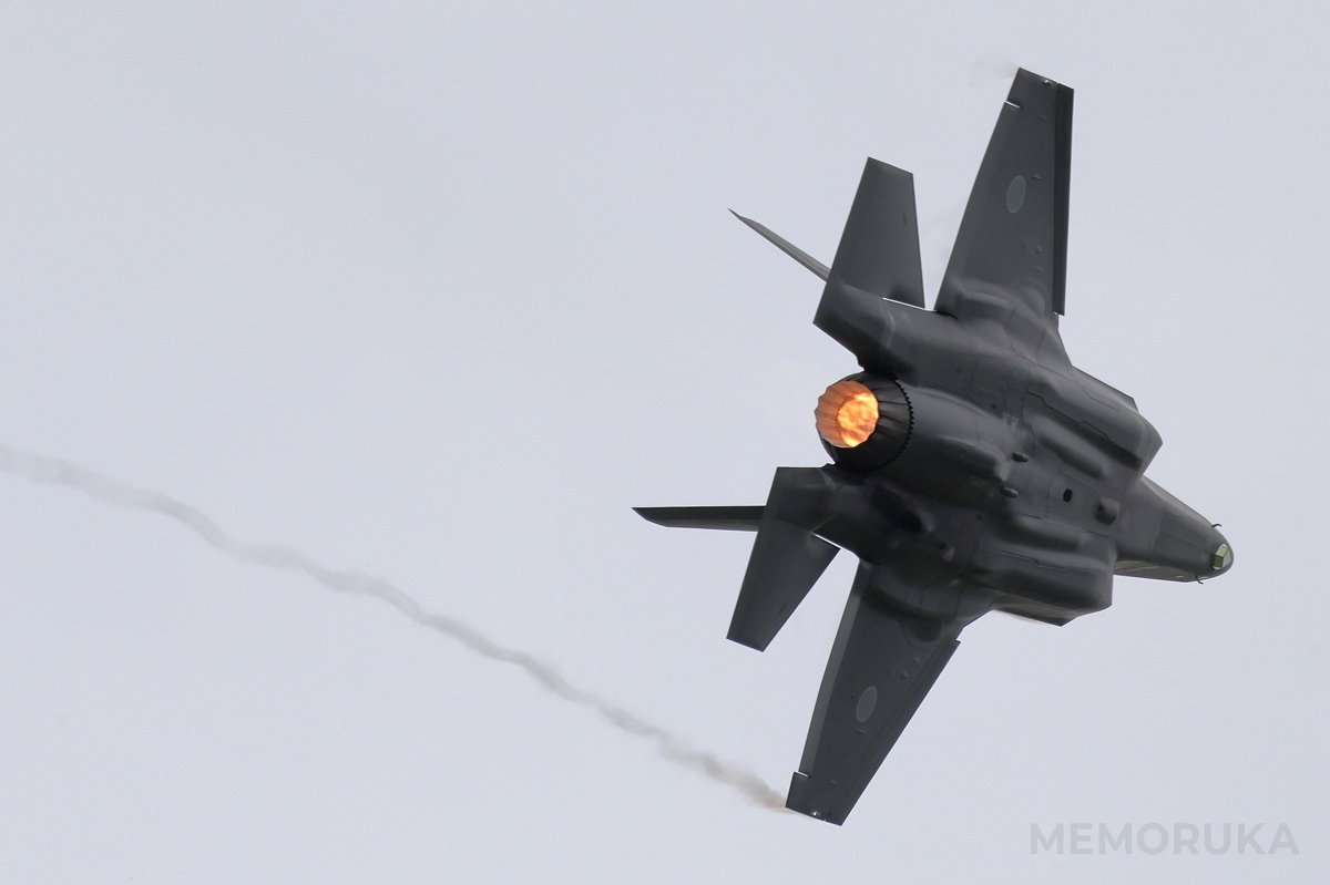 アフターバーナーに点火して高速旋回中のF-35