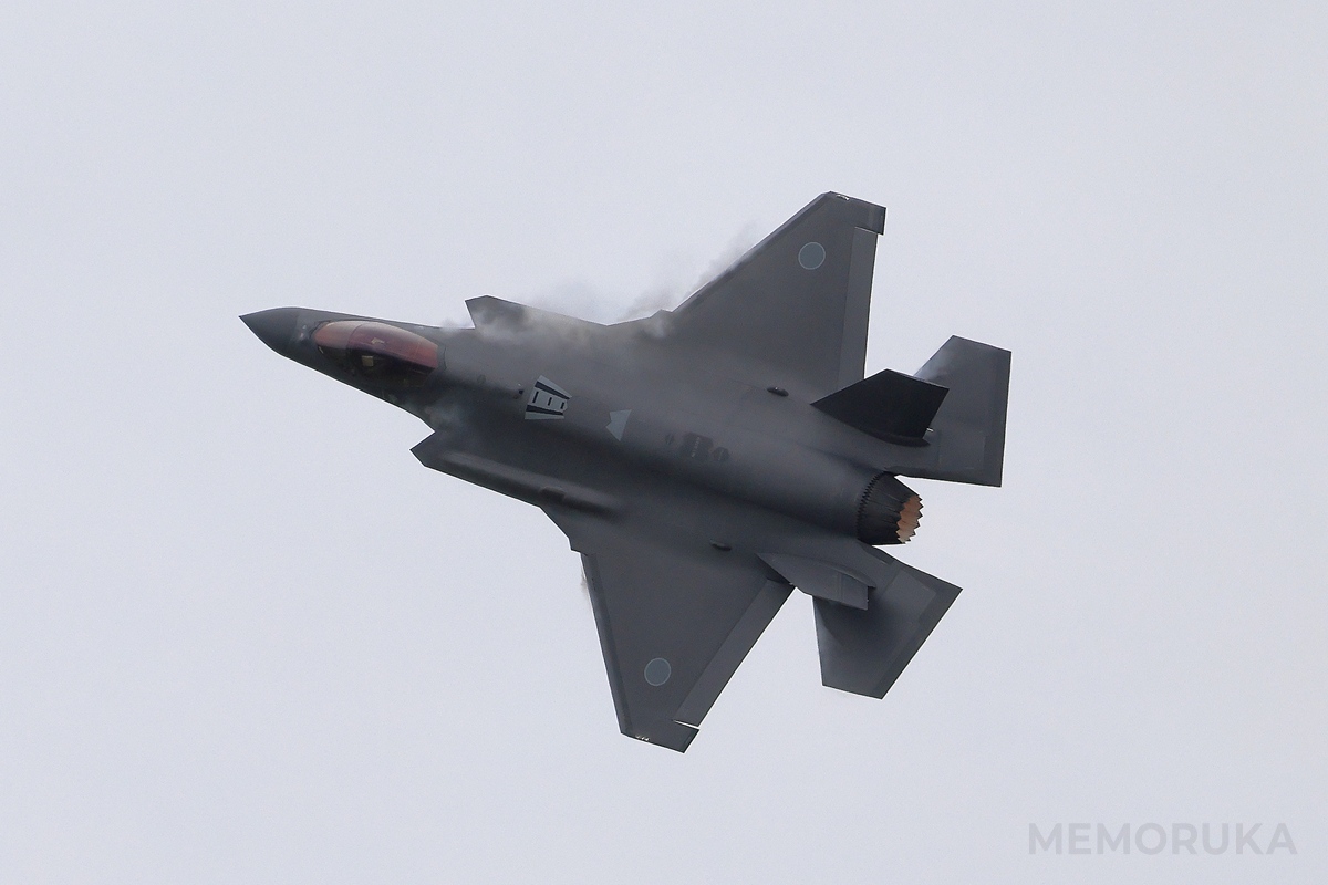 F-35が高速旋回中、ベイパーが機体にかかりつつある瞬間