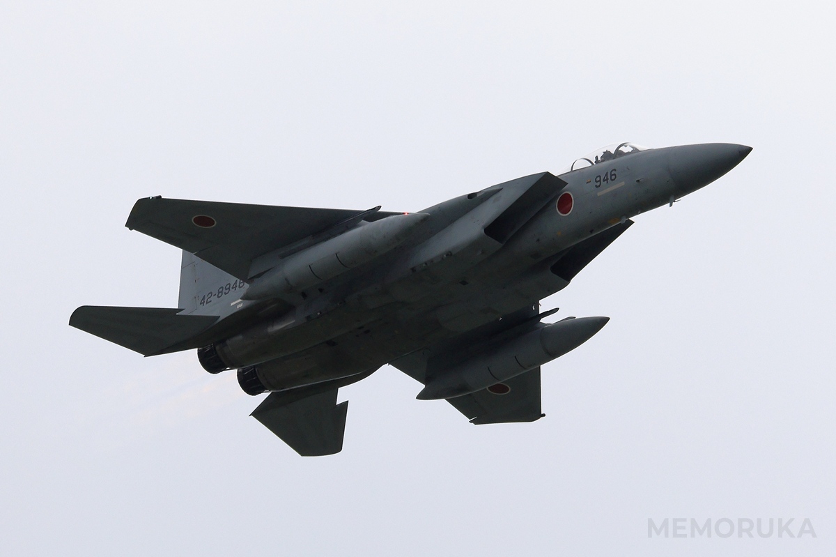 会場上空を旋回するF-15戦闘機