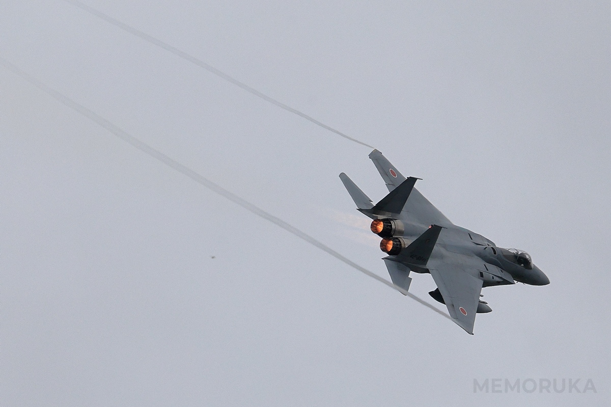 アフターバーナーを点火し、高速旋回中のF-15戦闘機