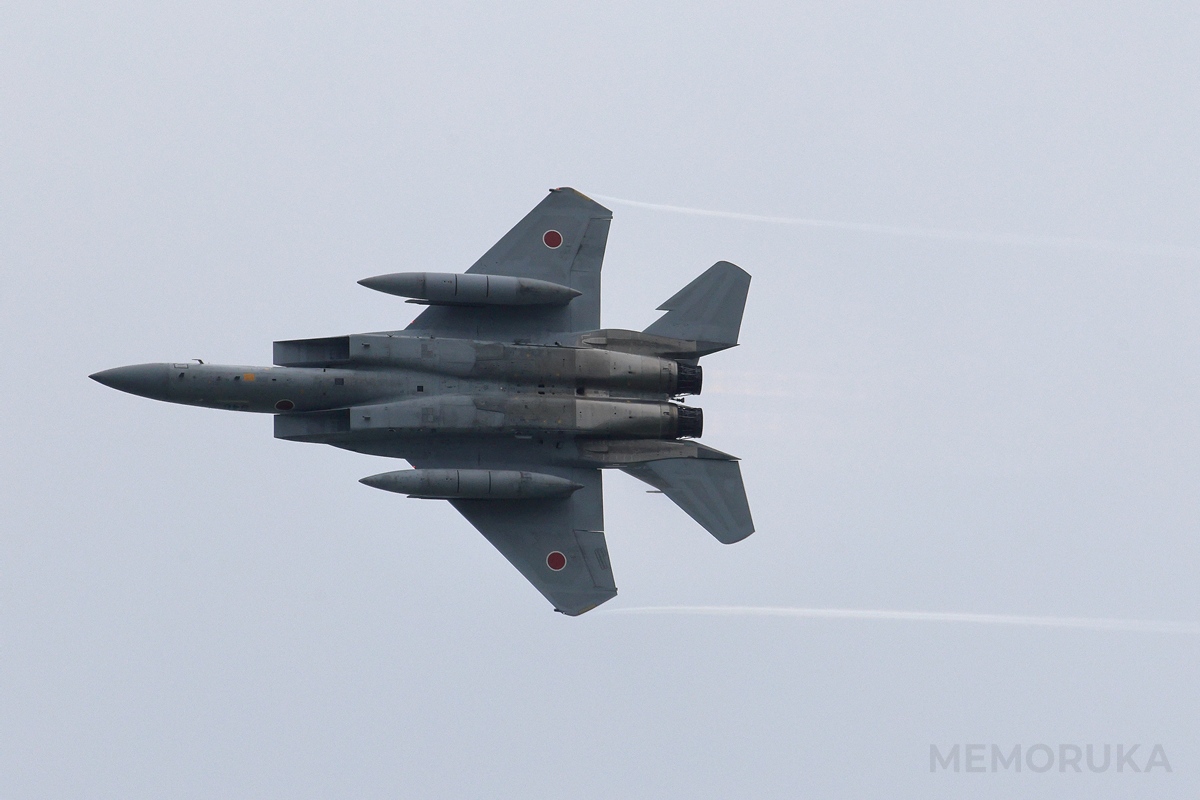 旋回して"お腹"を見せながら上空を旋回するF-15