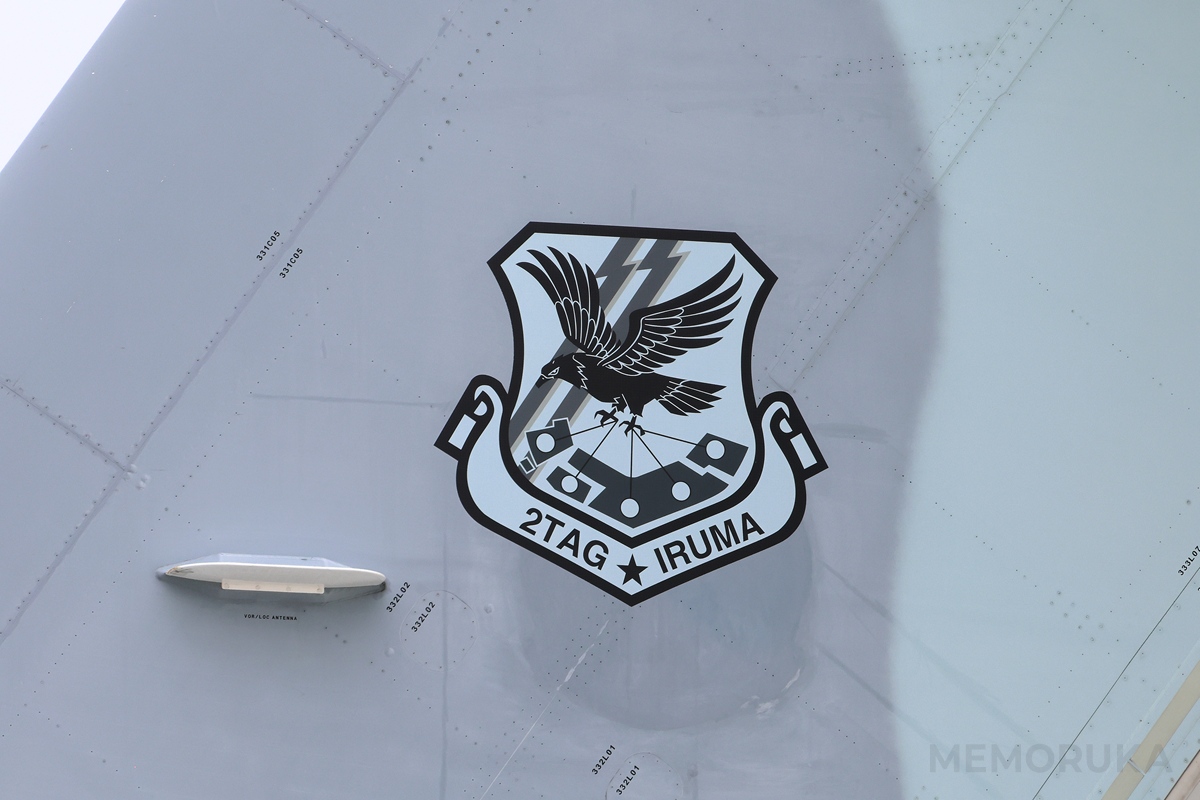 C-2の尾翼の第2輸送航空隊エンブレムをアップで撮影