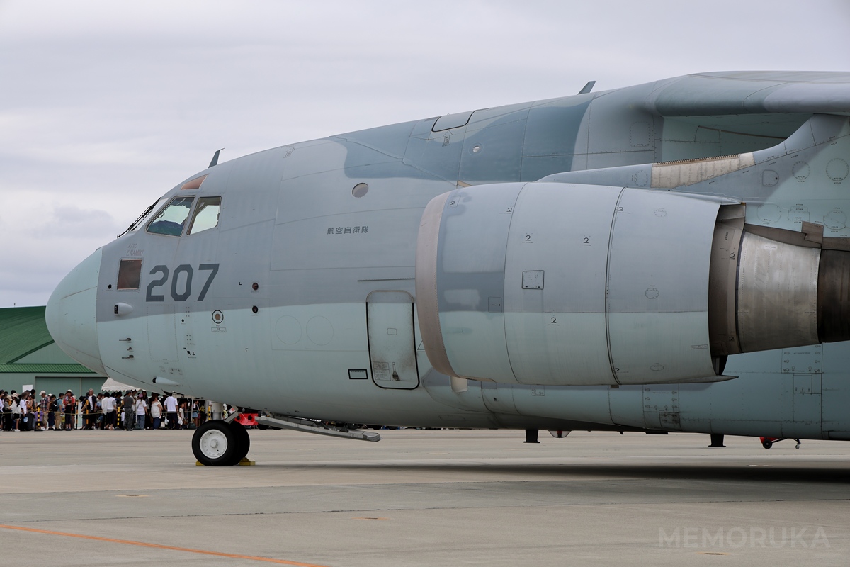 C-2輸送機のコックピットを左側面からアップで撮影した写真