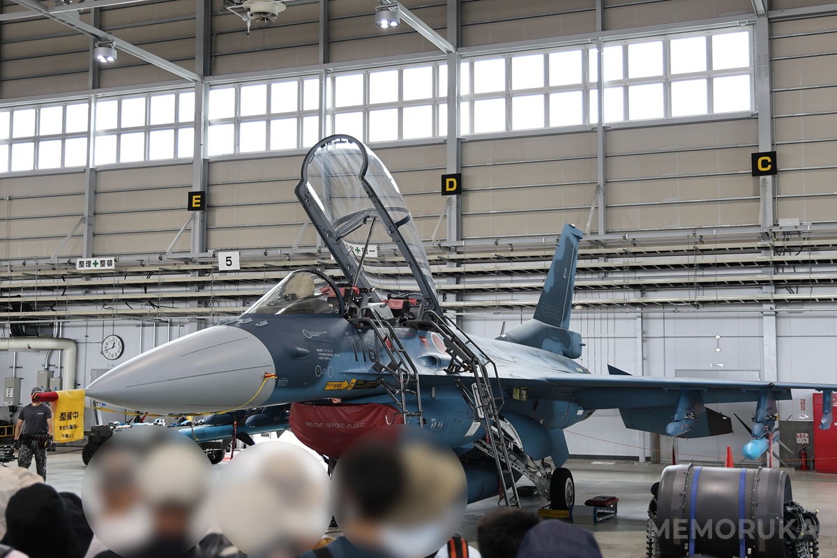 同じ格納庫内で展示されていたF-2