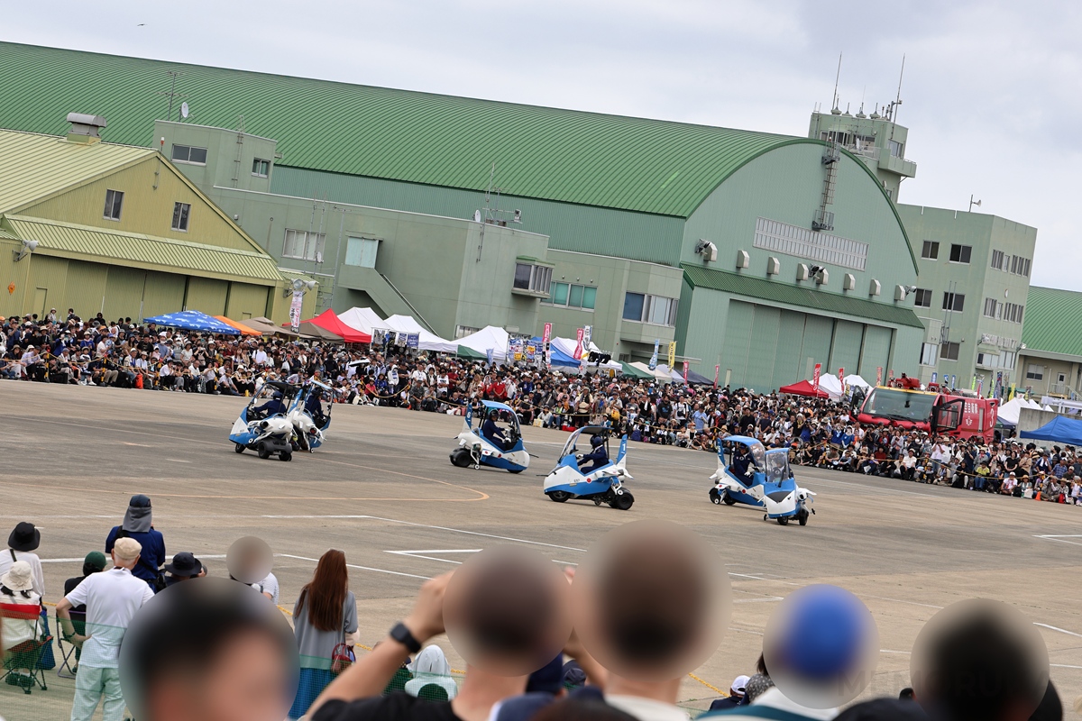 午後の飛行プログラムまで小休止中の松島基地だが、地上プログラムは進行中。写真はブルーインパルスJr.のデモンストレーション