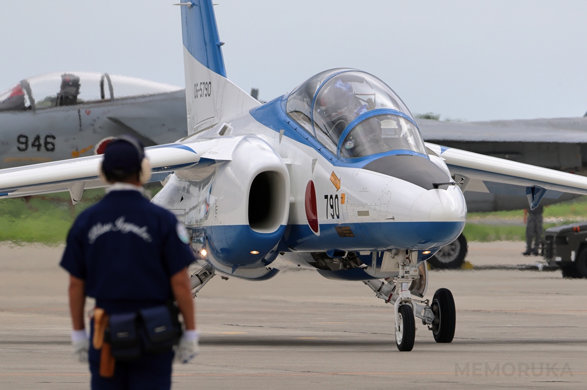 離陸に向け、滑走路へ移動を開始したT-4 ブルーインパルスをアップで撮影した写真
