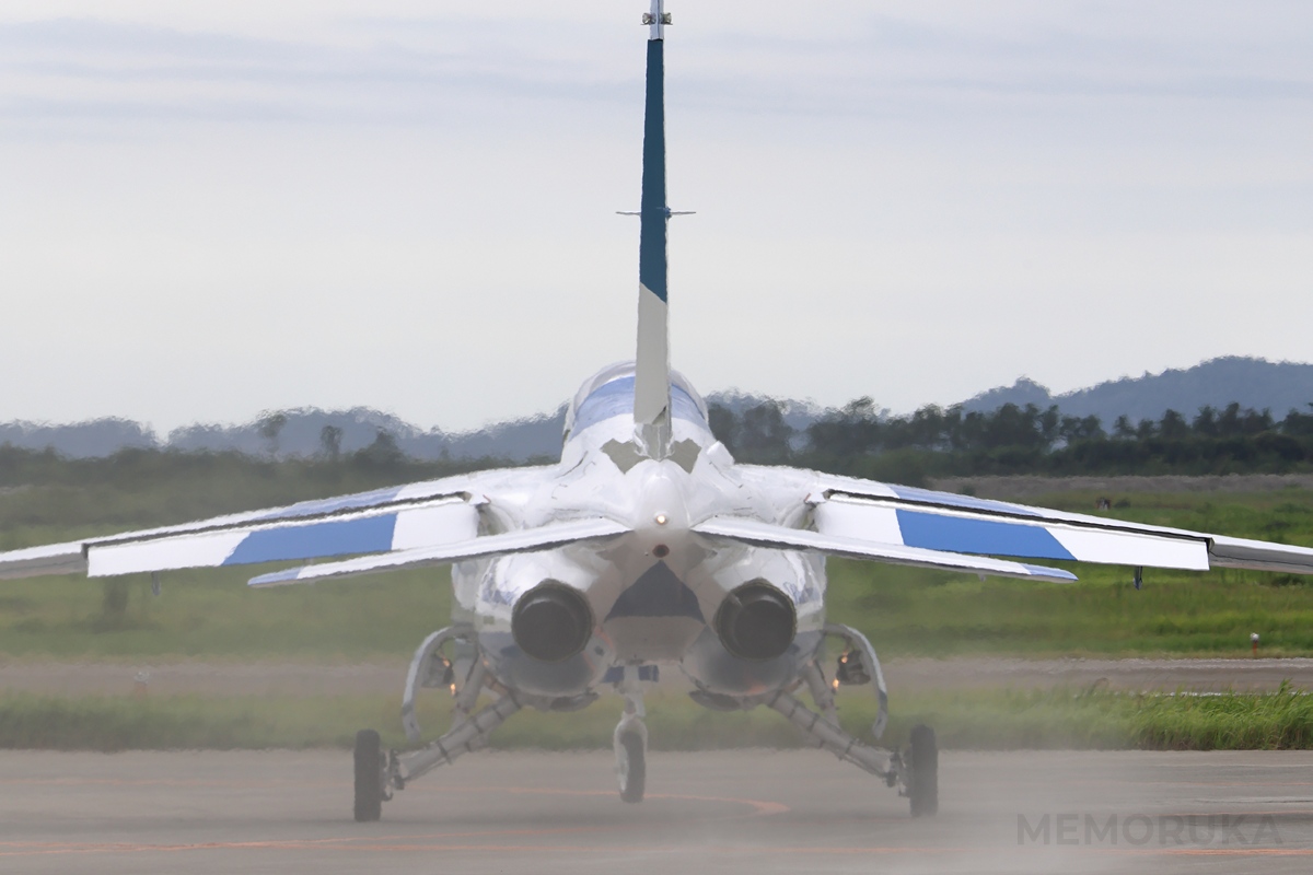 滑走路に向け旋回したT-4 ブルーインパルス。エンジンの風圧で土埃が舞った瞬間