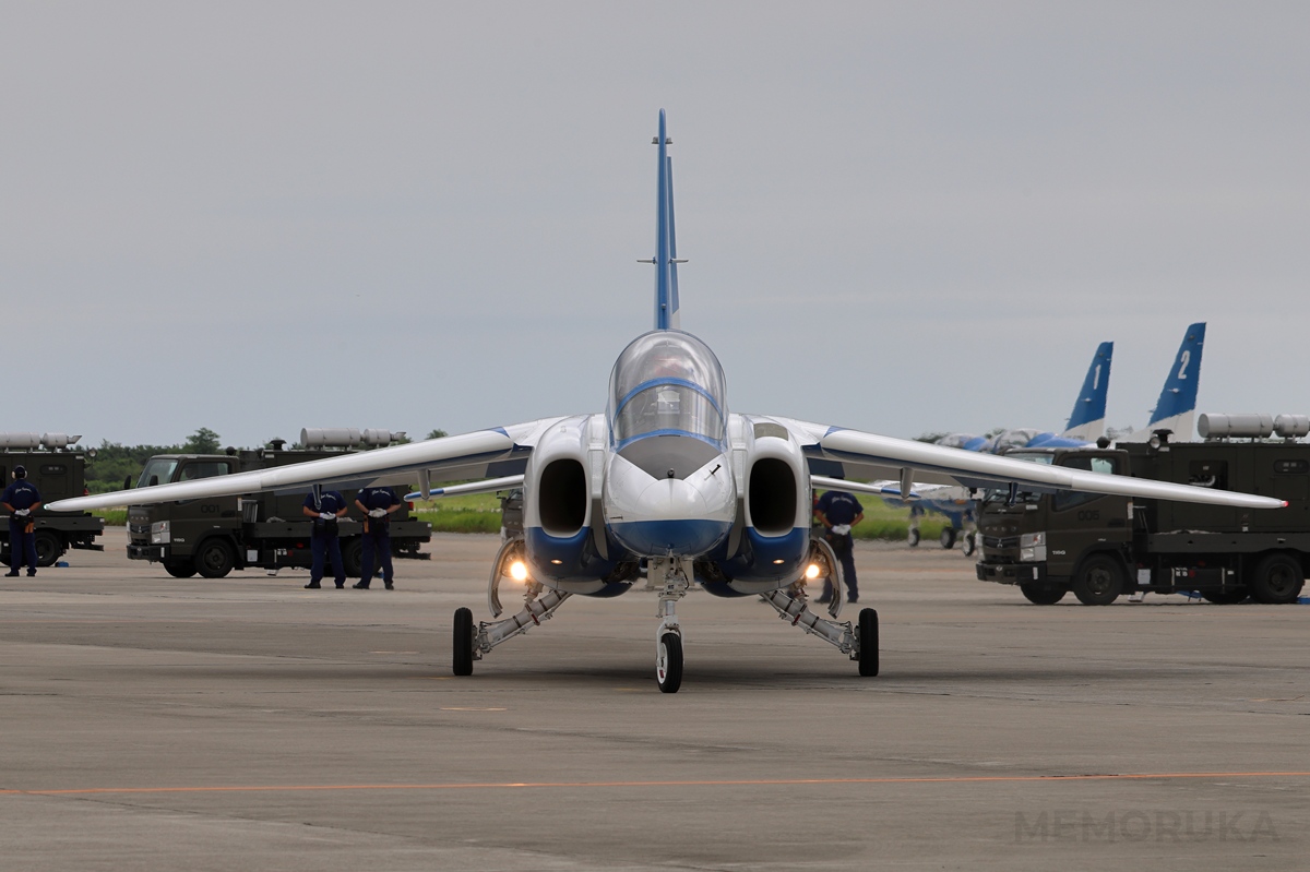 滑走路に向け移動中のブルーインパルスが、こちらの正面を向いた瞬間を捉えた写真