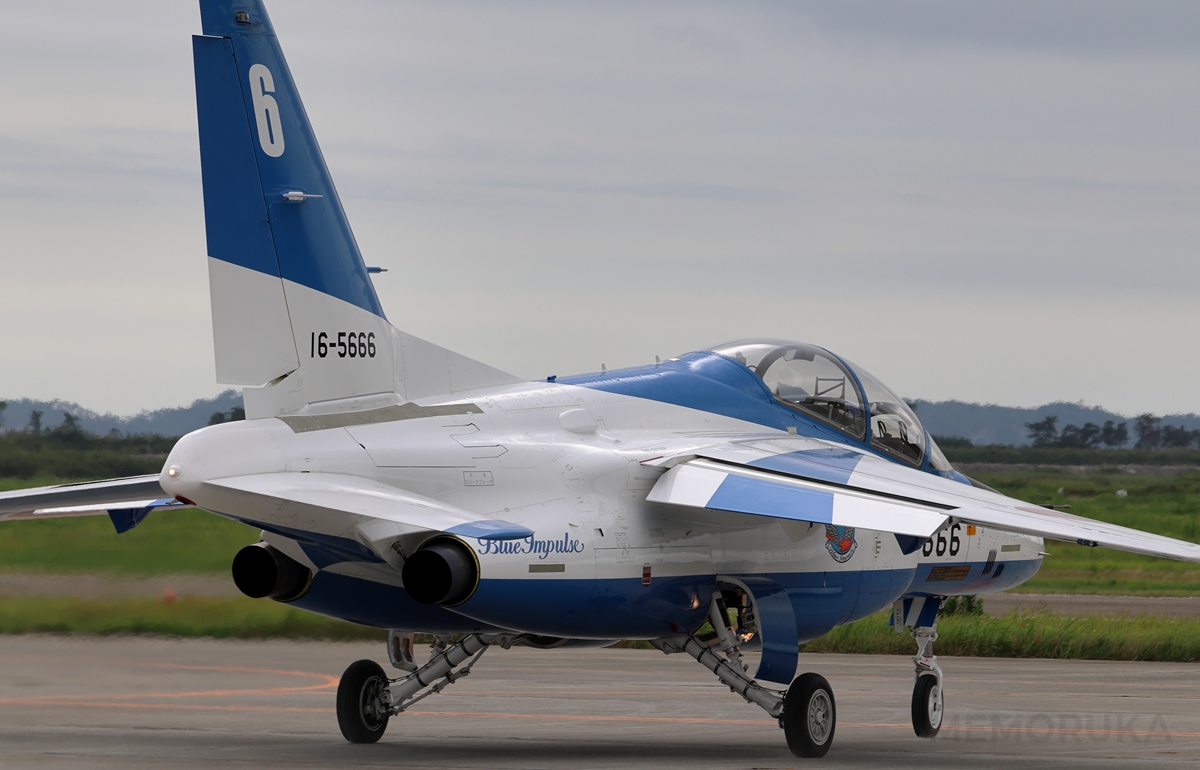 滑走路に向け移動中のブルーインパルス6番機