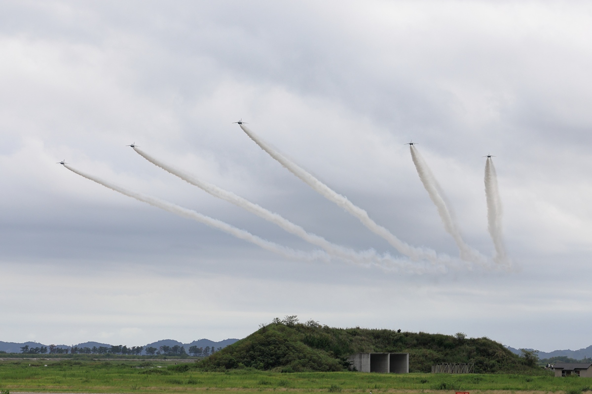 午後の飛行プログラムを開始したブルーインパルスの編隊写真