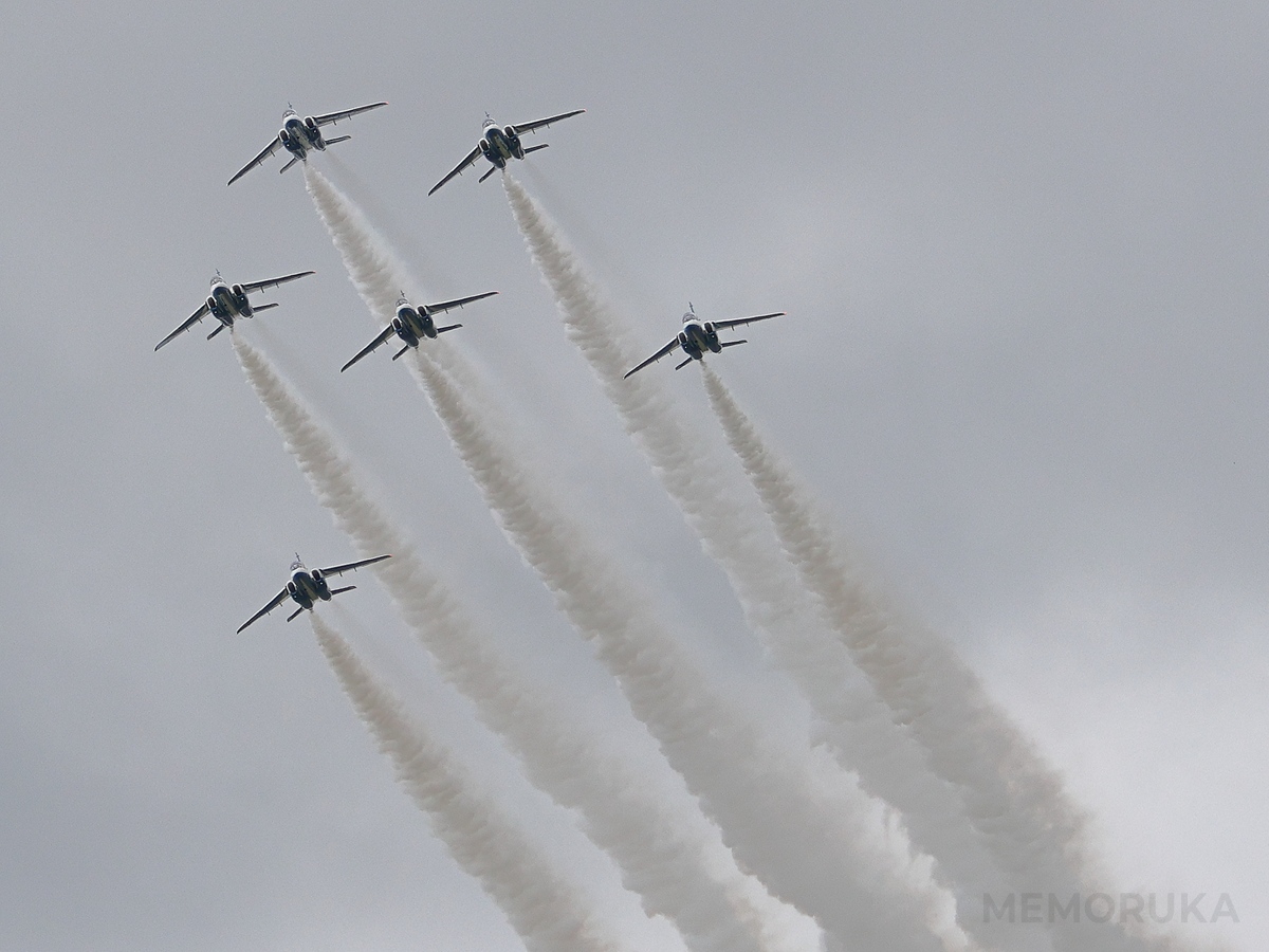 松島基地会場に接近するブルーインパルスの編隊