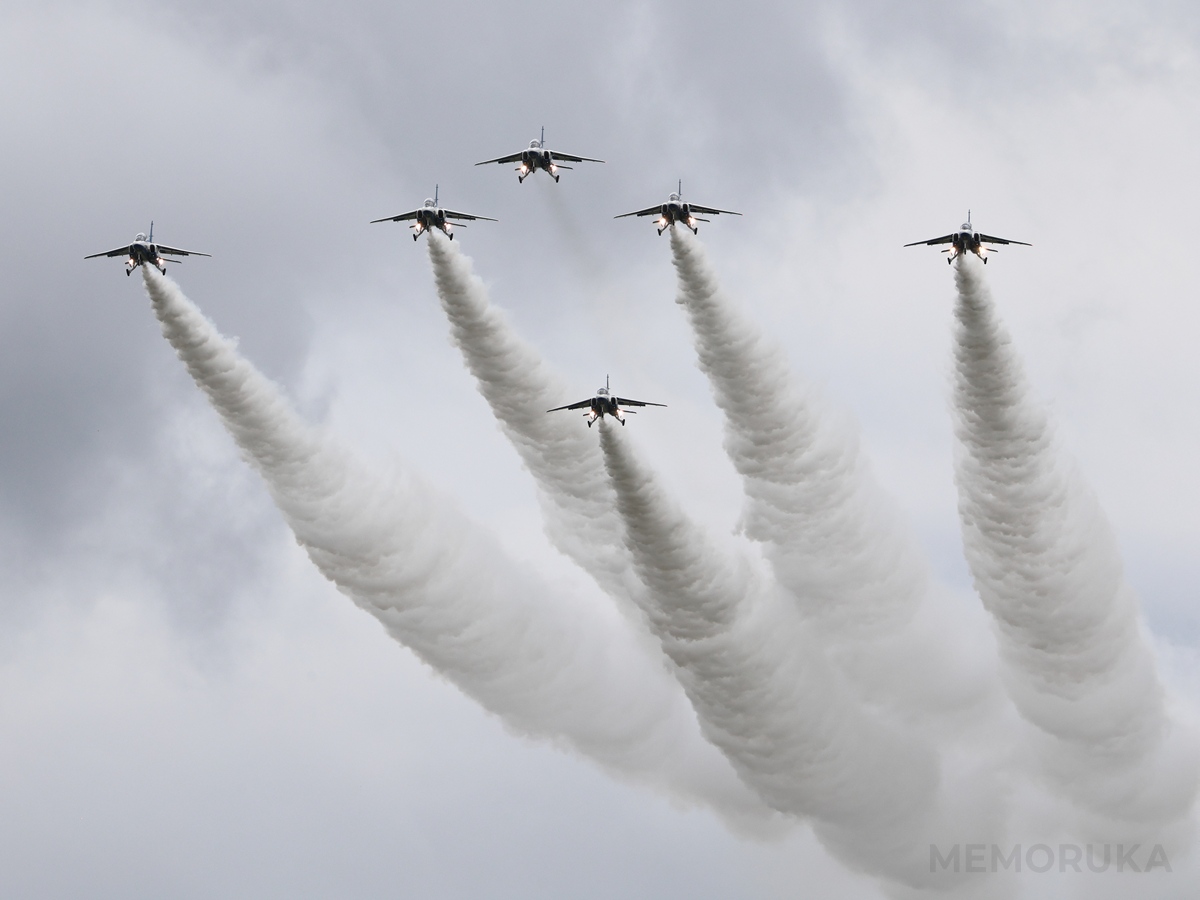 ブルーインパルスの編隊をCanon RF100-400mmレンズとRF1.4エクステンダーの組み合わせで撮影した写真。ランディングギアは再び展開状態に