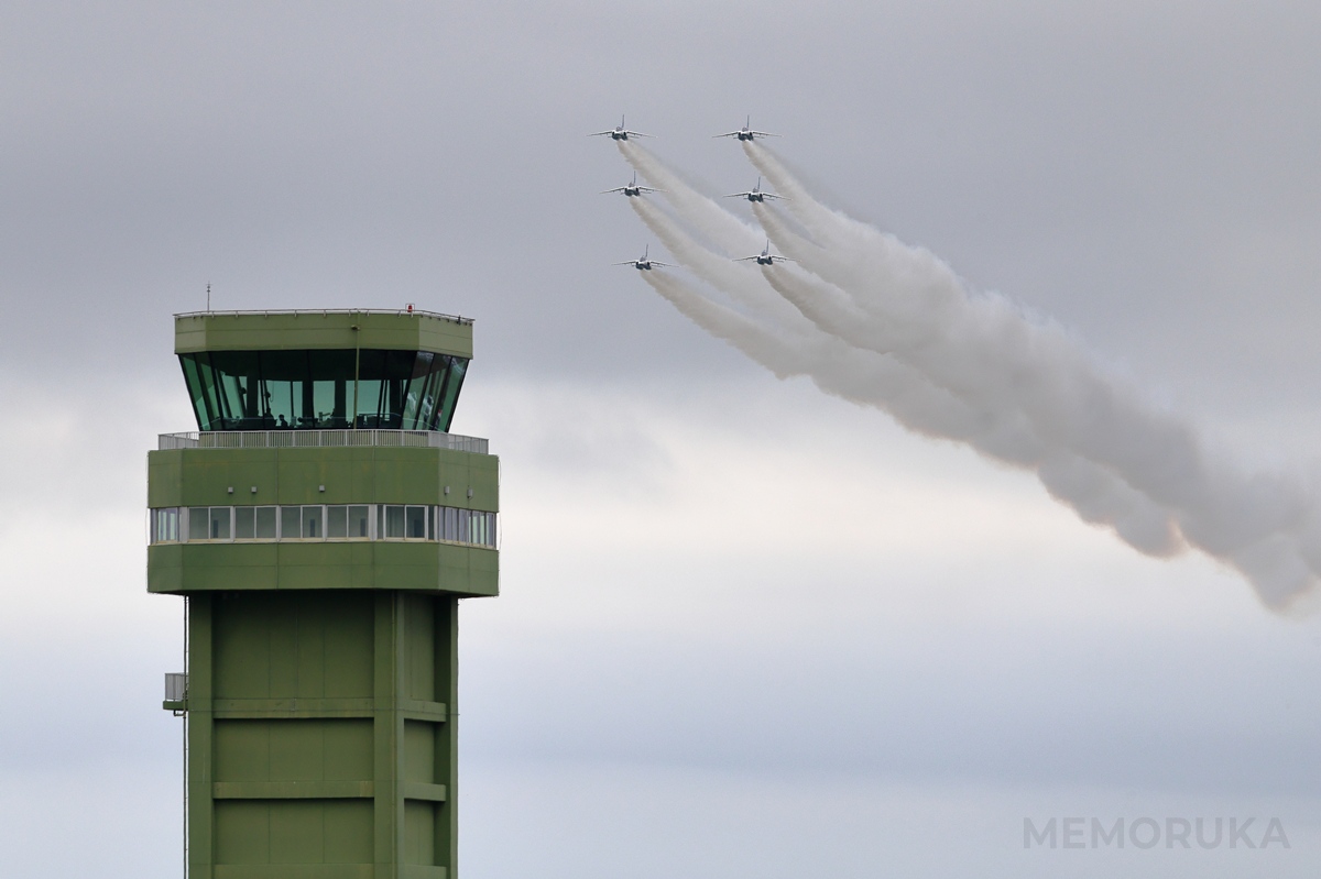 松島基地管制塔の上空を飛行するブルーインパルス