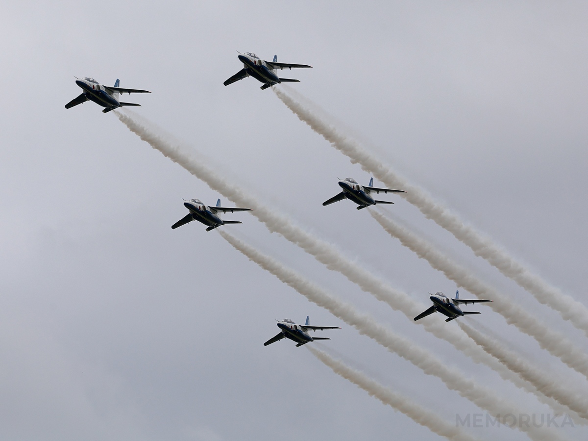 曇天の空を駆けるブルーインパルス