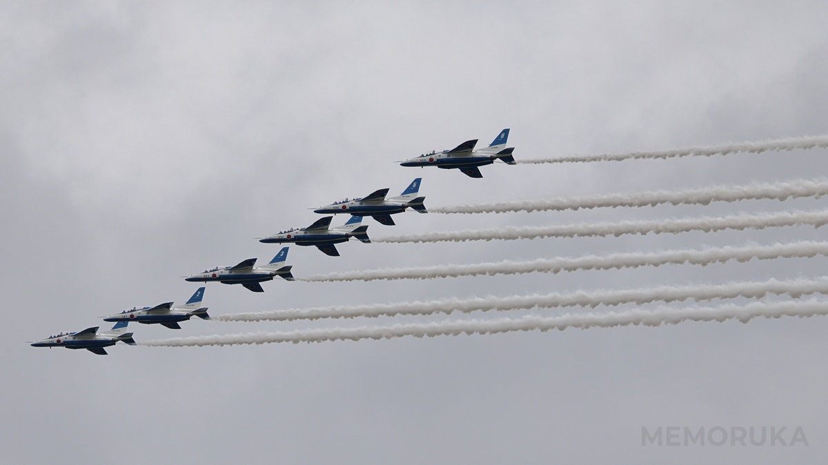エシュロン隊形で飛行するブルーインパルスの編隊