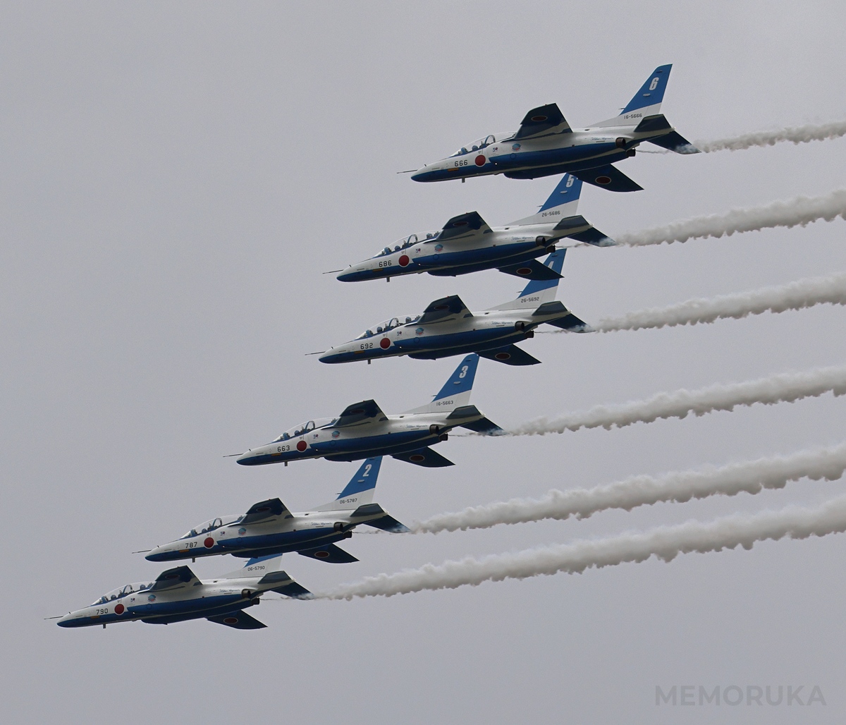 エシュロン・ローパス中のブルーインパルスをアップで撮影。一糸乱れぬ編隊飛行の様子がわかる一枚