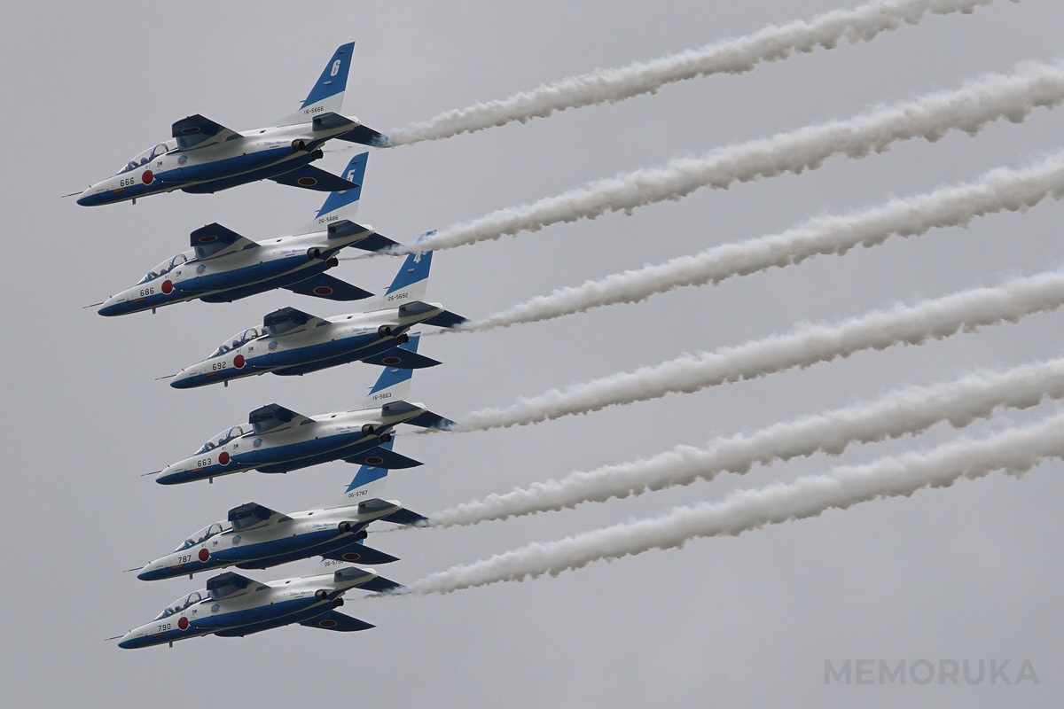 会場上空をエシュロン隊形で追加するブルーインパルス