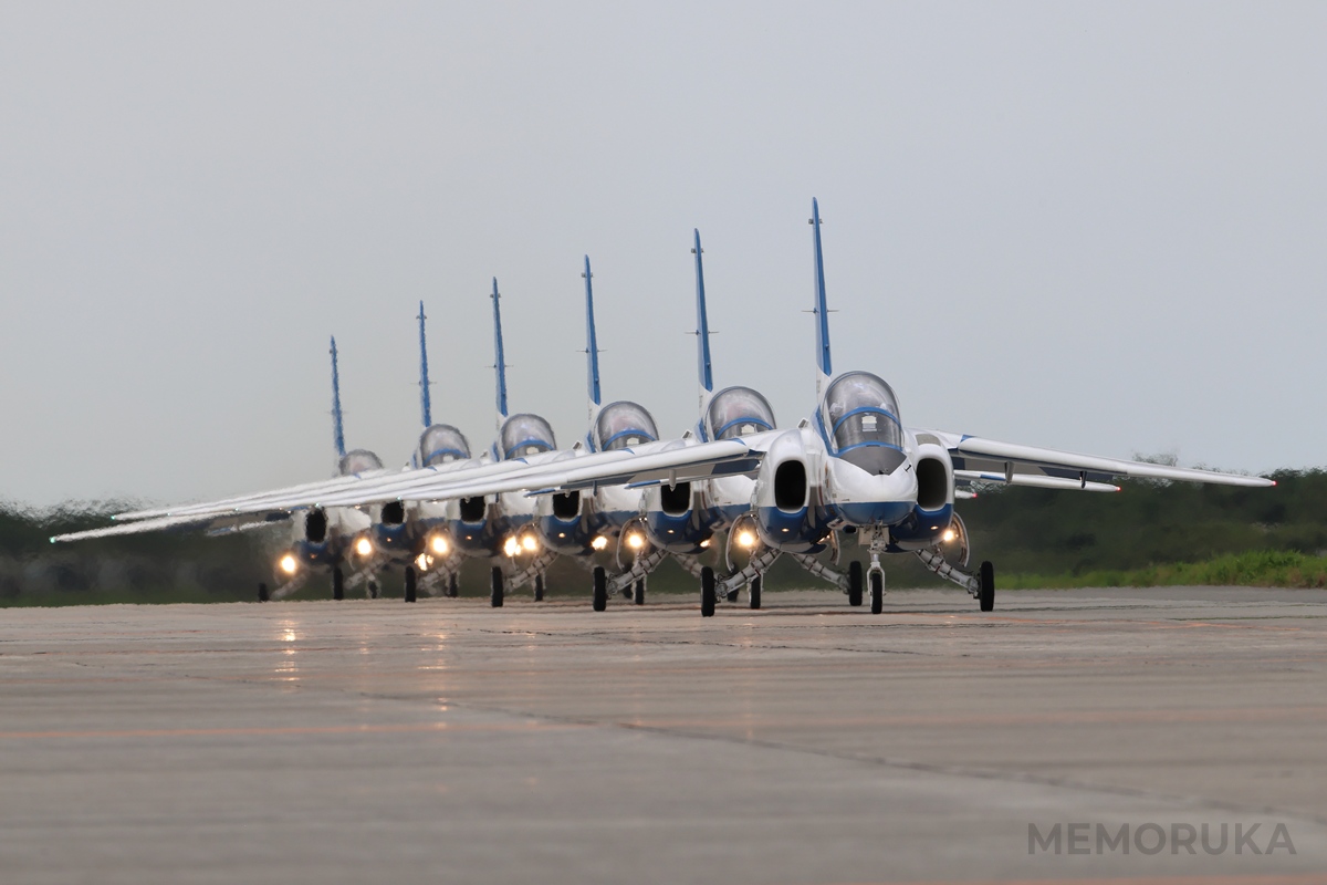 松島基地航空祭2025の全飛行プログラムを終え、エプロンに帰投するブルーインパルス