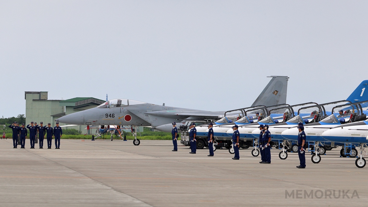 無事に全飛行プラグラムを終え、敬礼するブルーインパルスのパイロット達