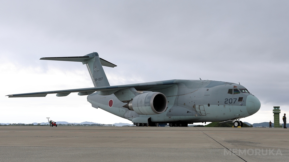 松島基地で地上展示中のC-2輸送機の全体を撮影した写真