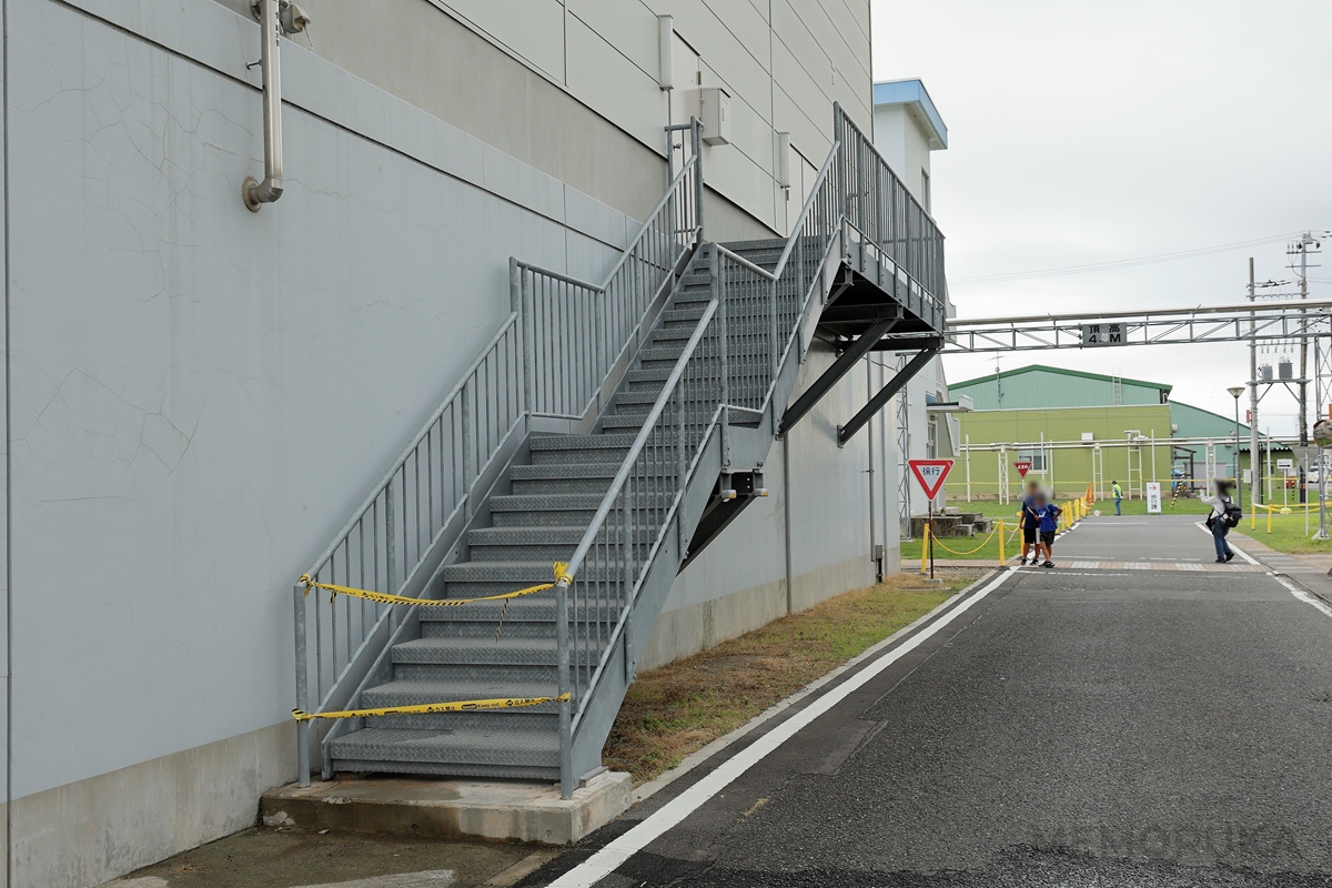 かさ上げされたブルーインバルスの格納庫の写真。昔はこの階段からも中を見学できた