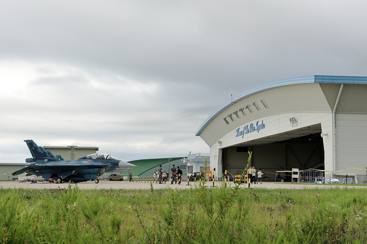 ブルーインパルスの格納庫前で駐機するF-2の大群