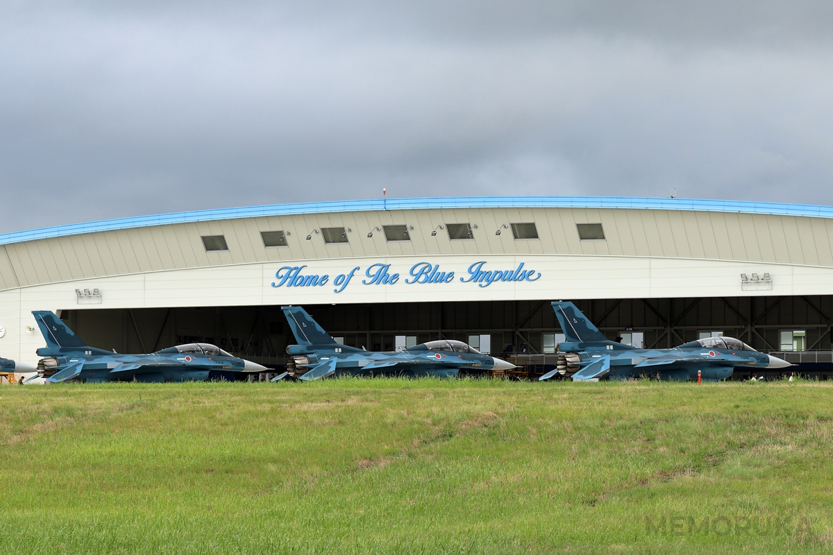 松島基地のブルーインパルス格納庫と、F-2支援戦闘機