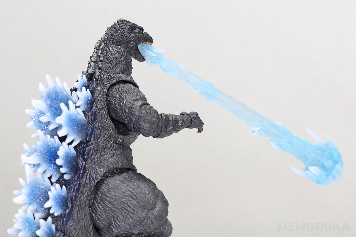 背びれを発光させ、放射熱線を吐くゴジラのイメージで撮影